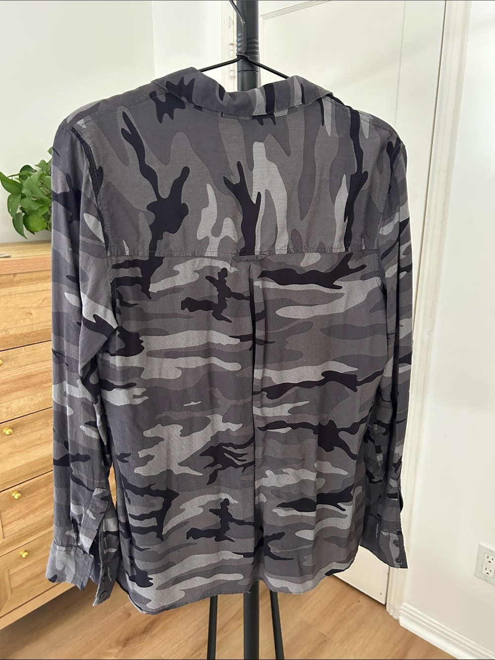 Rails Charcoal Camo Long Sleeve Button Up. PTP 20”. Air dried.Functional buttons - Picture 2 of 6